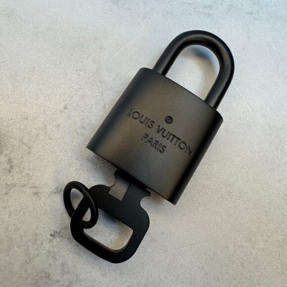 Louis Vuitton Black Lock and Key Set Matte Metal - New - Rare - Authentic LV - Picture 4 of 6
